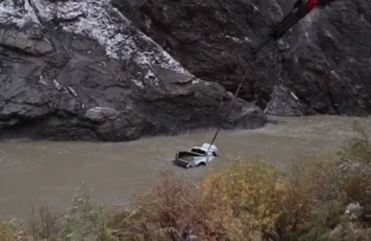 Hakkari’de uçuruma düşen pikaptan acı haber