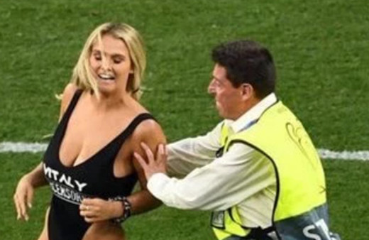 Kinsey Wolanski yeni mesleğiyle şaşırttı! Sahaya mayoyla atlamıştı