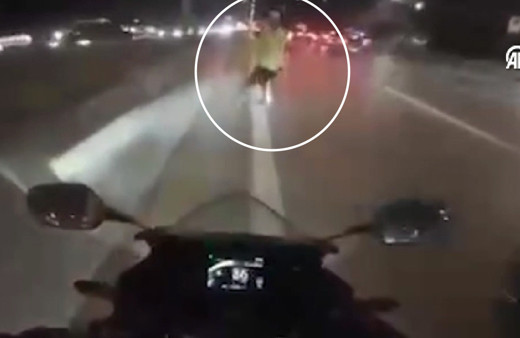 Maltepe'de trafik polisine motosiklet çarptı! Kaza anı kamerada