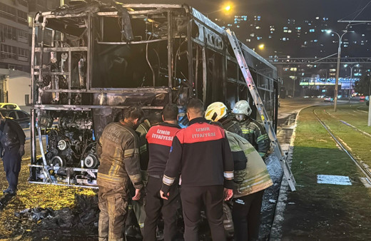 İzmir'de seyir halindeki belediye otobüsü yandı
