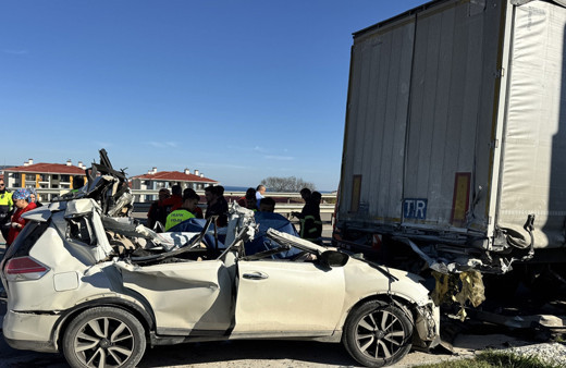 Otomobil park halindeki TIR'a çarptı! Aracın haline bakın