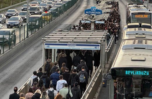 Okulların açılmasıyla İstanbul'da trafik kilitlendi! Yoğunluk yüzde 80'e çıktı