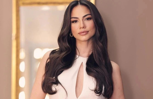 Demet Özdemir’den ayna karşısında dikkat çeken poz!