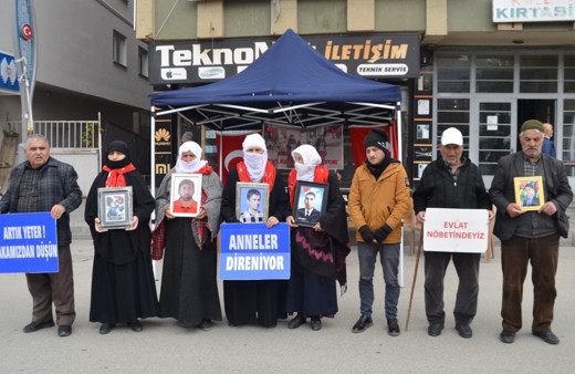 Muş'ta evlatlarına kavuşmak isteyen aileler, DEM Parti önündeki eylemlerini sürdürdü