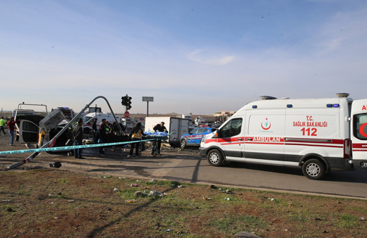 Diyarbakır'da üç aracın karıştığı trafik kazasında 4 kişi öldü