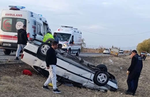 Konya'da şarampole devrilen otomobildeki 5 kişi yaralandı