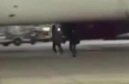 Almanya'da uçağı kaçıran yolcular piste koştu