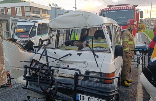 Balıkesir'de korkunç kaza! 3 aracın karıştığı kazada 7 kişi yaralandı...