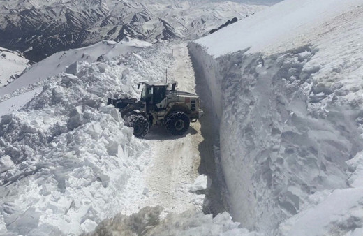 Hakkari'de kar yolları kapattı! 22 üs bölgesi yolundan 18'i açıldı