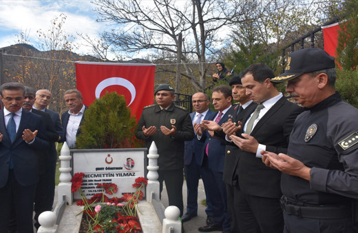 Şehit öğretmen Necmettin Yılmaz kabri başında anıldı