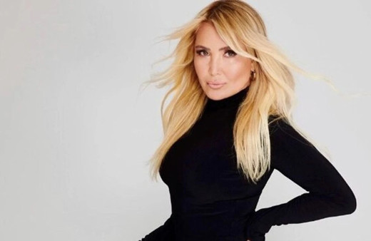 Yonca Evcimik'ten dans şov! Sahnede izleyenleri mest etti