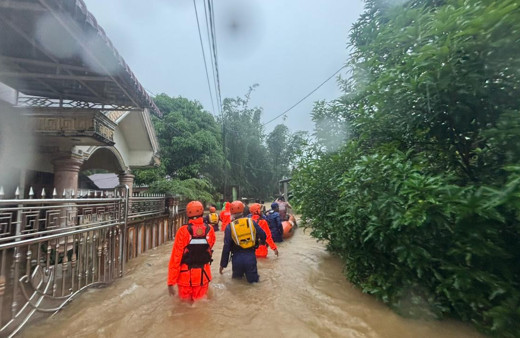 Endonezya'da sel faciası! 10 kişi hayatını kaybetti...