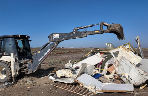 Adana Karataş'ta yıkım kararı çıkmıştı! Kaçak yapılar yıkılıyor
