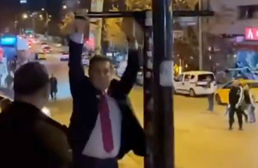 Mustafa Sarıgül, Ankara'daki viral olan Kızılay tabelasına asıldı