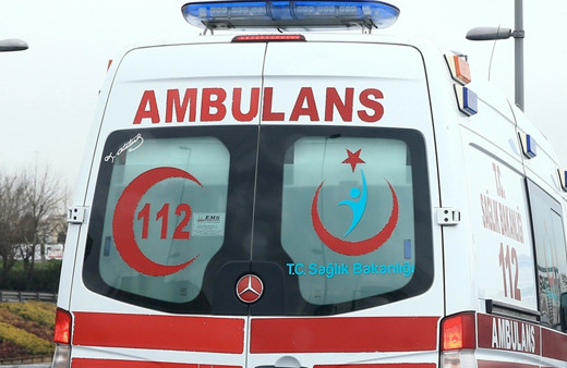 Eşinin kullandığı traktörün altında kalan kadın öldü