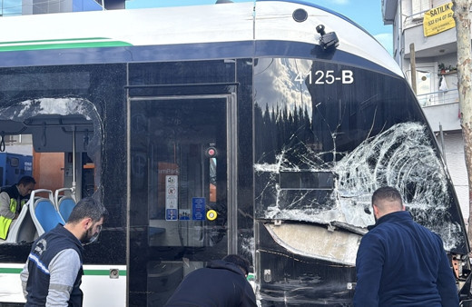 Çöp kamyonu ile tramvay çarpıştı! 3 kişi yaralı
