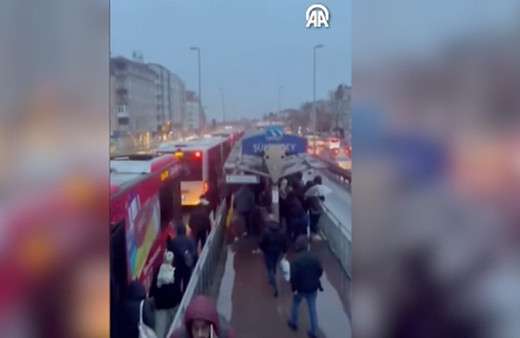 Avcular'da metrobüs arızası yolcuları perişan etti