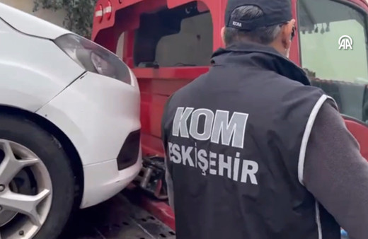 Eskişehir'de arızalı görünümü verilen araçtan çıkanlara bakın!