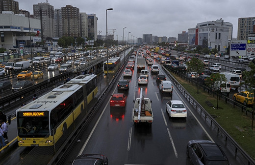 İstanbul'da haftanın ilk iş gününde trafik yoğunluğu yüzde 80'e çıktı