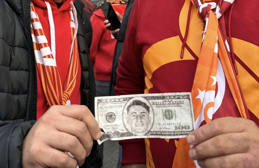 Galatasaray taraftarından 'dolarlı' Kerem Aktürkoğlu protestosu
