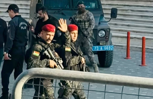 Cumhurbaşkanı Başdanışmanı Oktay Saral'dan Mesud Barzani'nin uzun namlulu korumalarına tepki