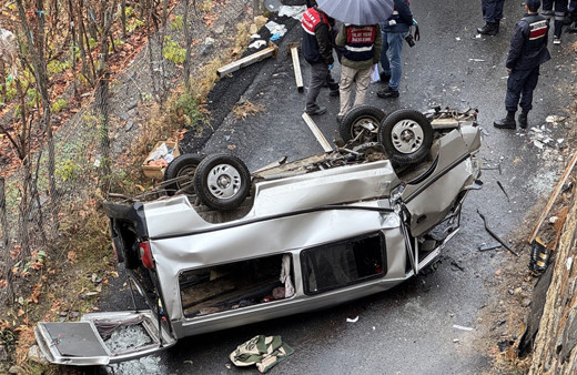 Kamyonet alt yola uçtu! Feci kazada ölenler var