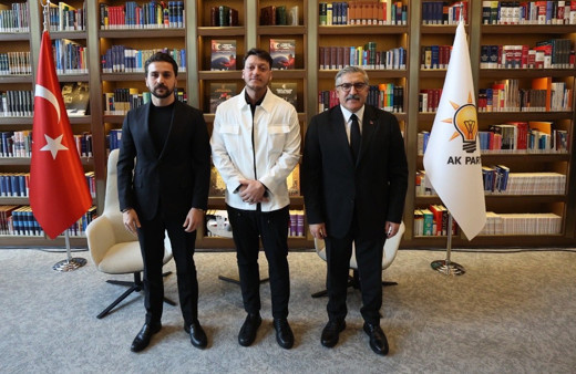 Mesut Özil'den "Telefonunuzda kayıtlı en ünlü isim kim?" sorusuna cevap