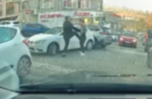 Ataşehir'de aracına çarpan sürücüye tekme tokat daldı o anlar kamerada