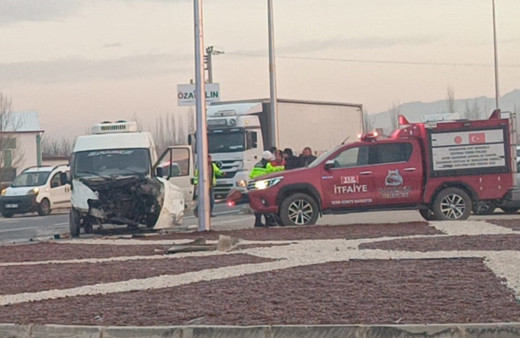 Afyonkarahisar'da öğrenci servis aracı ile kamyonet çarpıştı!