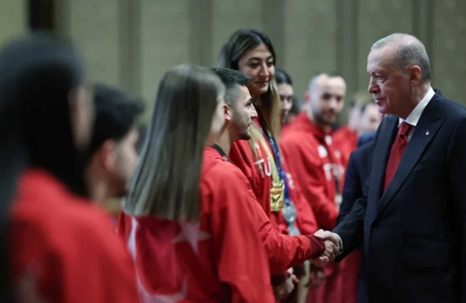 Cumhurbaşkanı Erdoğan madalya kazanan sporcuları külliyede kabul etti