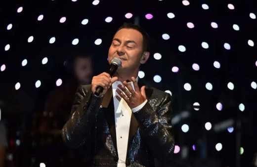 Serdar Ortaç'tan kahreden görüntü! Ayakta durmakta zorlandı, sahneye böyle çıktı