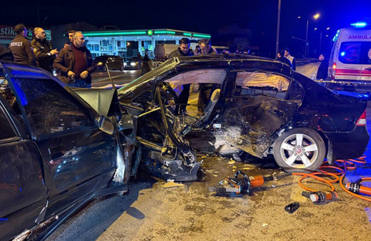 Sakarya'da iki otomobil kafa kafaya çarpıştı: 1 ölü 2 yaralı