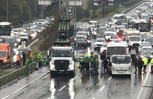 Havalimanı çalışanlarını taşıyan minibüs devrildi
