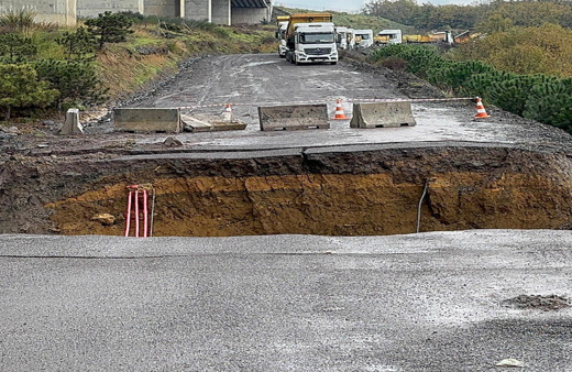 İstanbul'da sağanak! Sarıyer'de yol çöktü! Pikap ile kamyonet dereye düştü