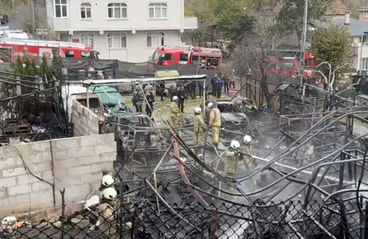 Sarıyer'de oto tamirhanesinde yangın çıktı üç otomobil ve dükkan küle döndü