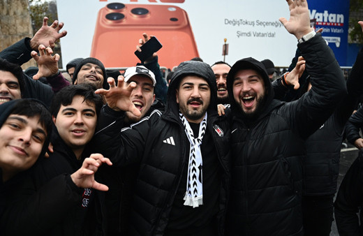 Beşiktaşlı taraftarlar, Fenerbahçe maçı için Chobani Stadı'na hareket etti