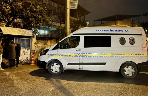 İzmir'de hırsızlık için girdikleri evde kadını bıçaklayarak öldürdüler