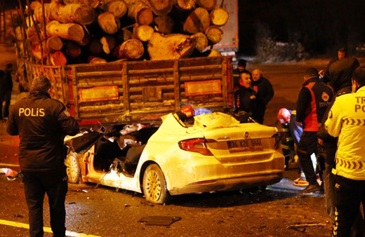 Kastamonu'da feci kaza! Otomobil ok gibi saplandı