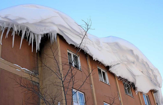 Acı haber! Çatıdan düşen kar kütlesi can aldı!