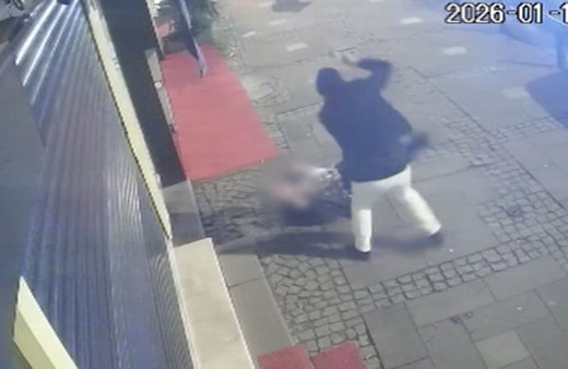 Ümraniye'de yolda yürüyen adam kabusu yaşadı o anlar kamerada