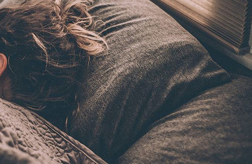 Bir kadın gece yarısı üzerinde 2,5 metrelik pitonla uyandı