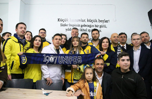 Fenerbahçe Başkanı Sadettin Saran, Alanya'da kütüphane açılışında öğrencilerle buluştu