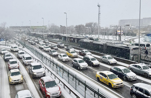 İstanbul'da kar yağdı trafik felç oldu! Araçlar yolda kaldı