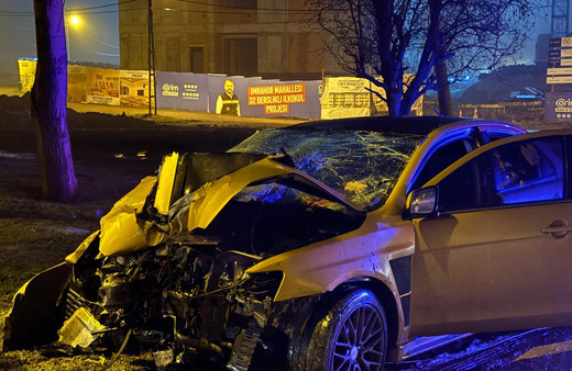 Otomobil elektrik direğine çarptı! İstanbul'daki feci kazada yaralılar var