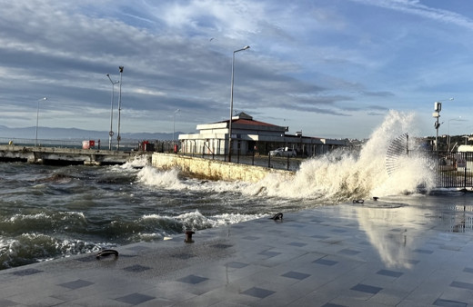 Sinop'ta fırtına! Yüksek dalgalar vatandaşı korkuttu