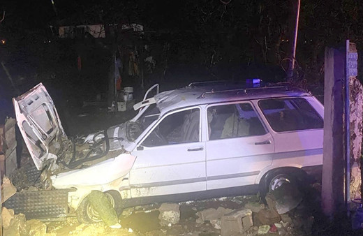 Bahçe duvarına çarpan otomobildeki 1 kişi öldü