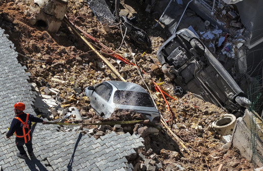 Menemen'de büyük bir sesle uyandılar sokağa koştular gün aydınlandı manzara ortaya çıktı