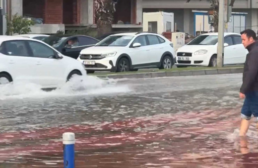 İzmir’de fırtına denizi taşırdı! Kordon’da ulaşım aksadı