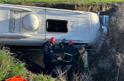 Öğrenci servisi dereye uçtu! Yaralılar var