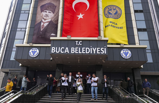 Buca Belediyesi'nde kriz sürüyor memurlar eylem yaptı